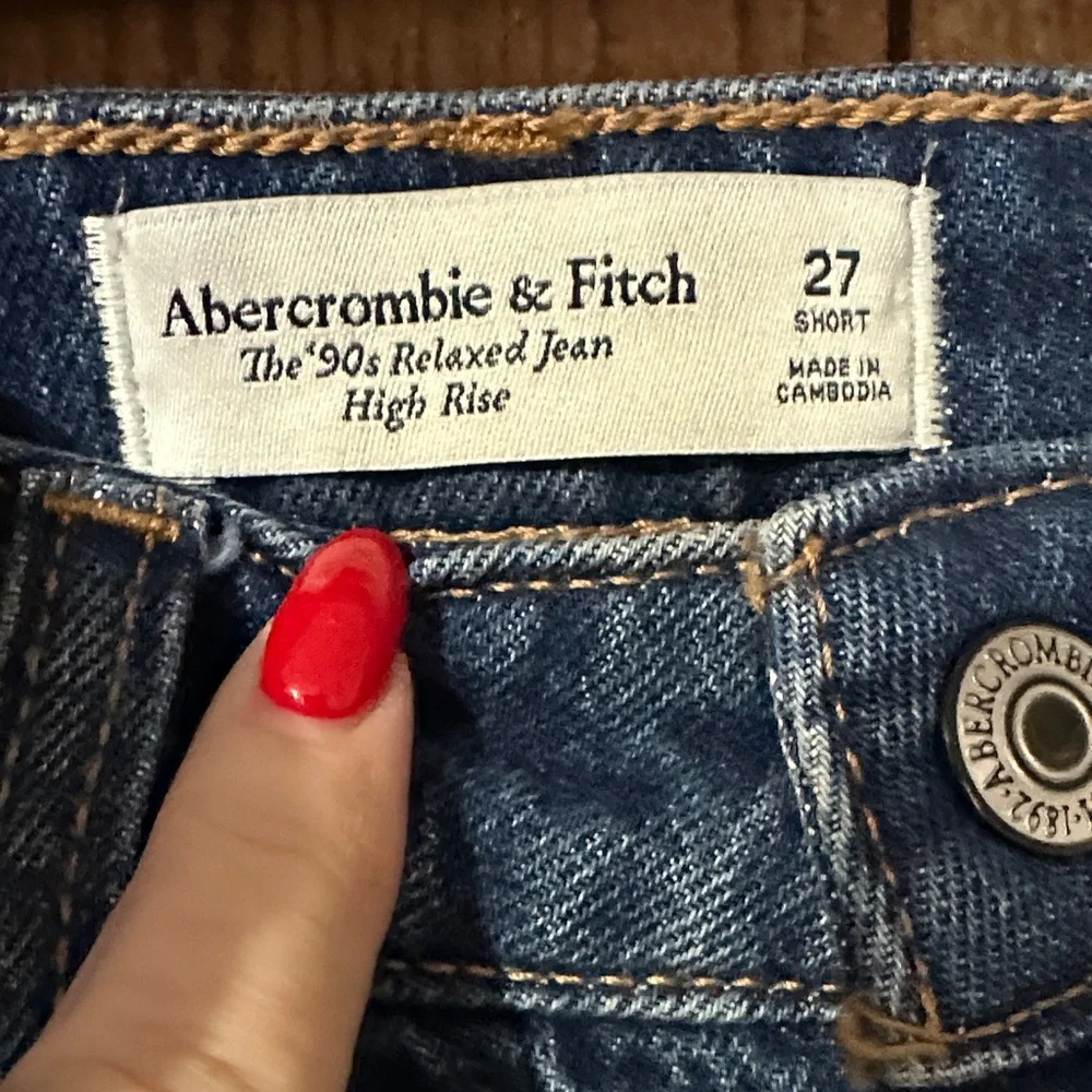 Abercrombie & Fitch High Rise '90s Relaxed Jeans - Denim  27  Bestseller Now NWT - Picture 4 of 14